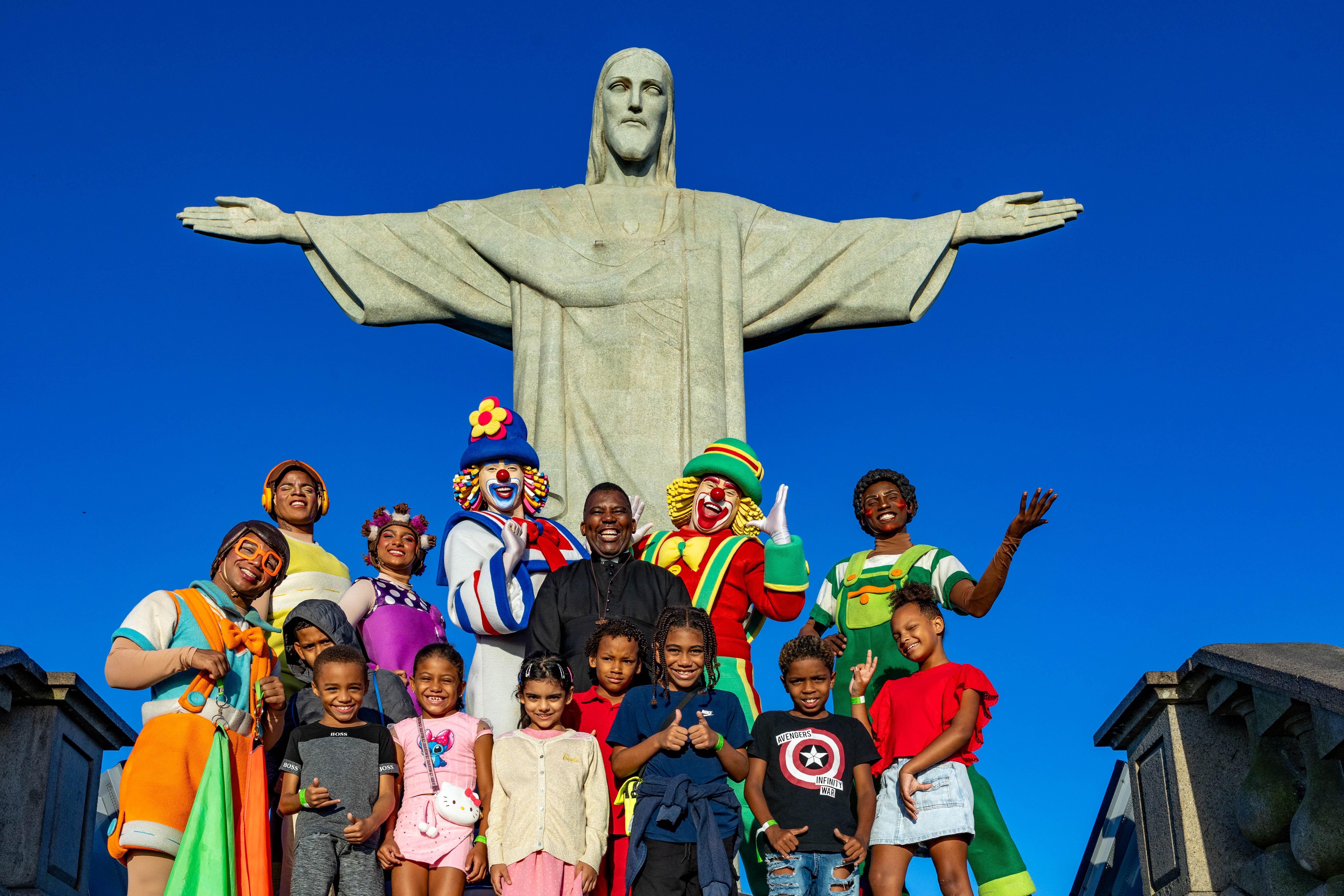 Patati Patatá celebram o Dia do Circo em visita ao Santuário Cristo Redentor nesta sexta-feira