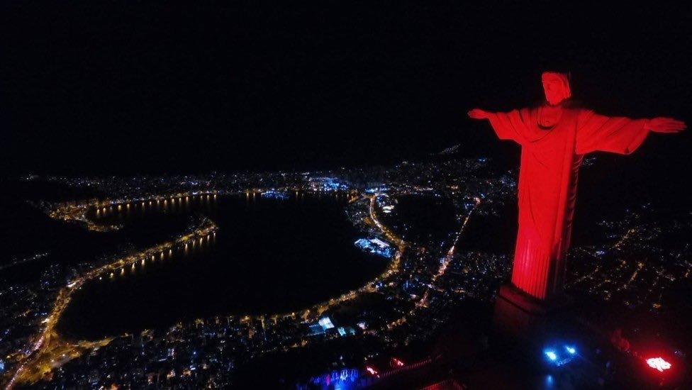 Rio ilumina pontos turísticos em vermelho no Dia Mundial de Luta contra a Aids