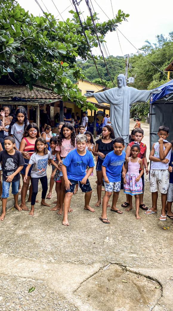 Santuário Cristo Redentor distribui mais de 600 brinquedos e livros no distrito de Itacuruçá