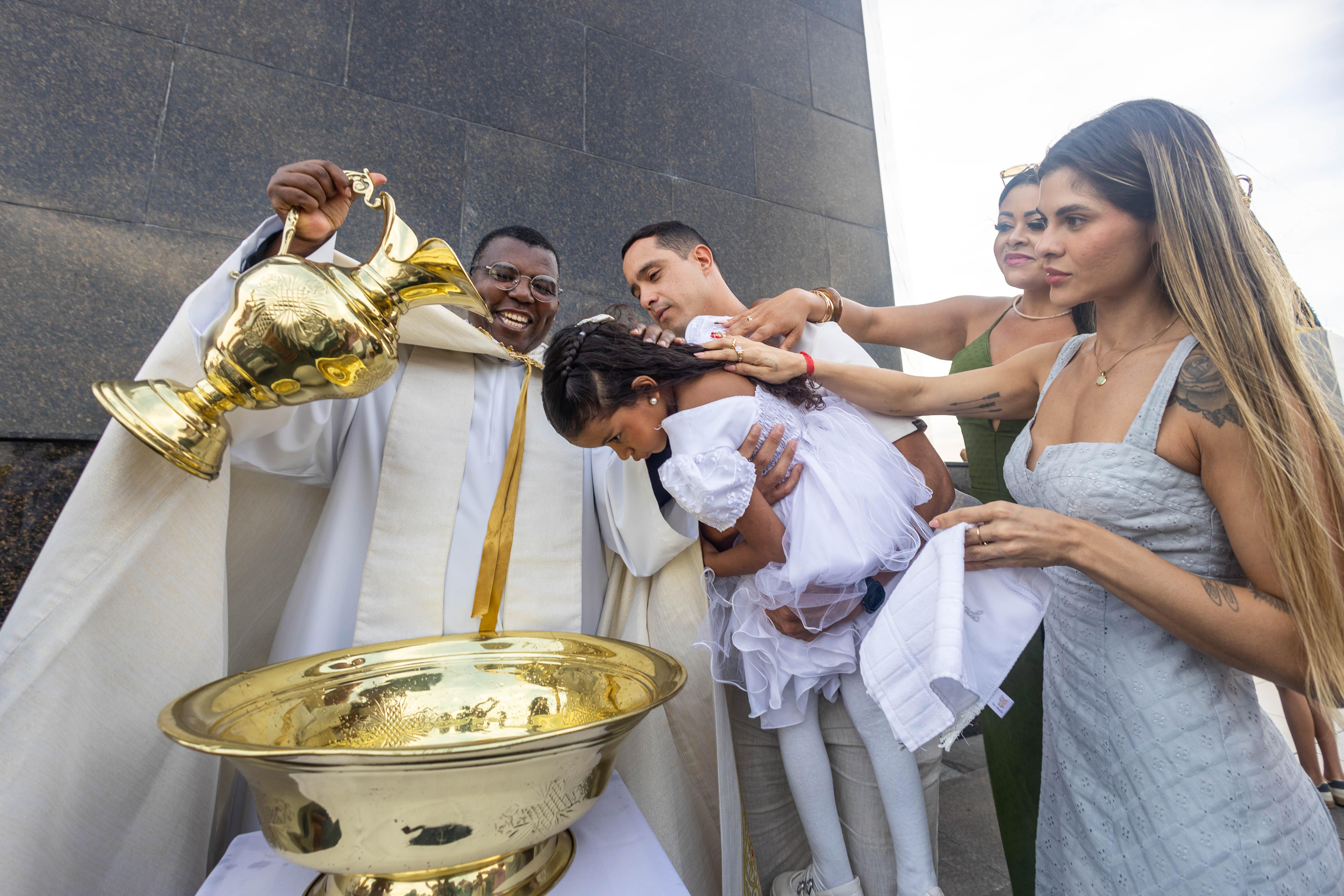 Santuário Cristo Redentor realiza Batismo de oito pessoas em situação de vulnerabilidade social