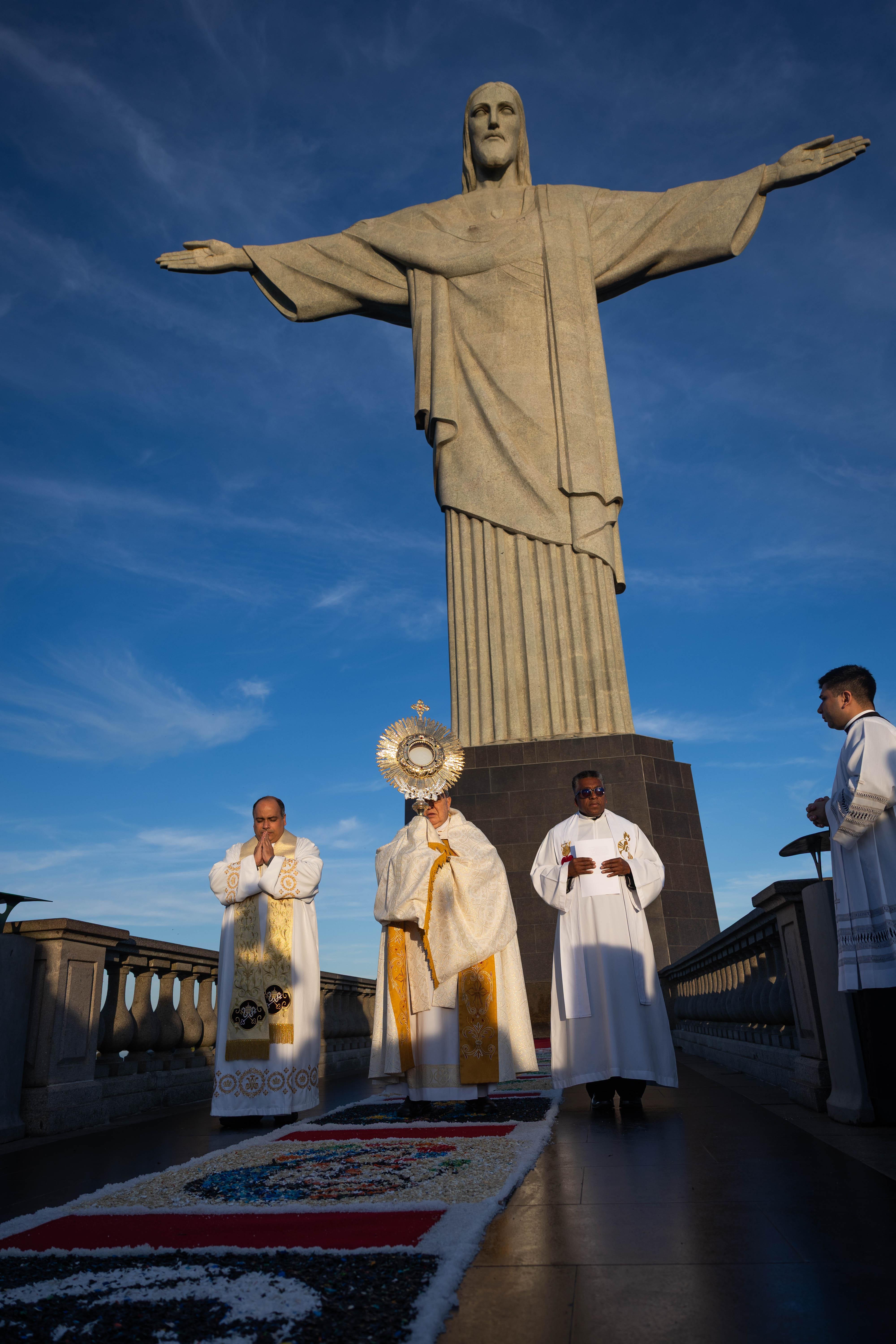 Tapete de Corpus Christi no Santuário Cristo Redentor transforma resíduos plásticos em arte e fé