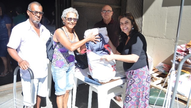 Amigos são generosos com pessoas em situação de rua