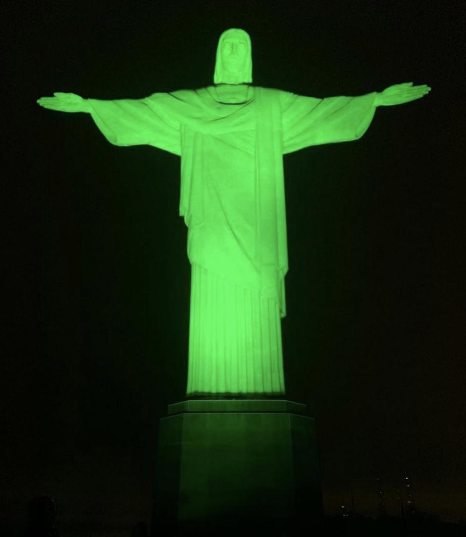 Cristo Redentor recebe iluminação especial pelo Dia do Exército