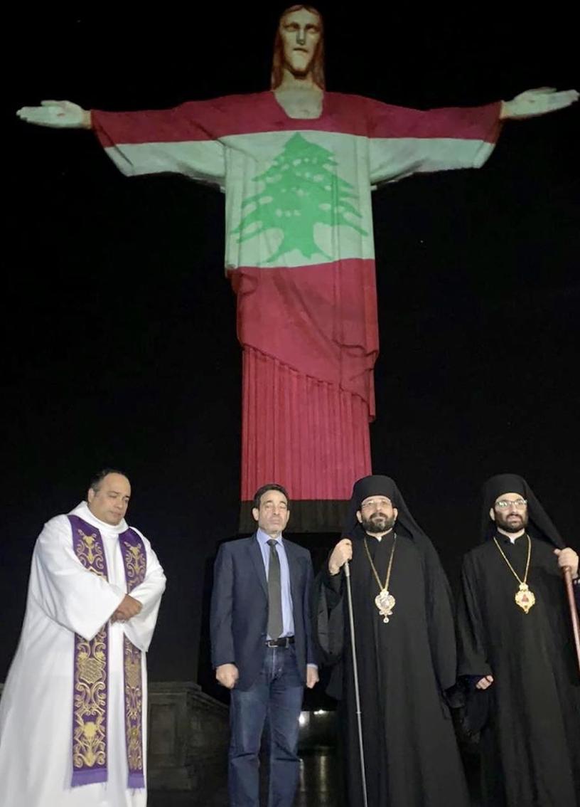 Cristo Redentor recebe projeção da bandeira do Líbano em solidariedade às vítimas da explosão em Beirute