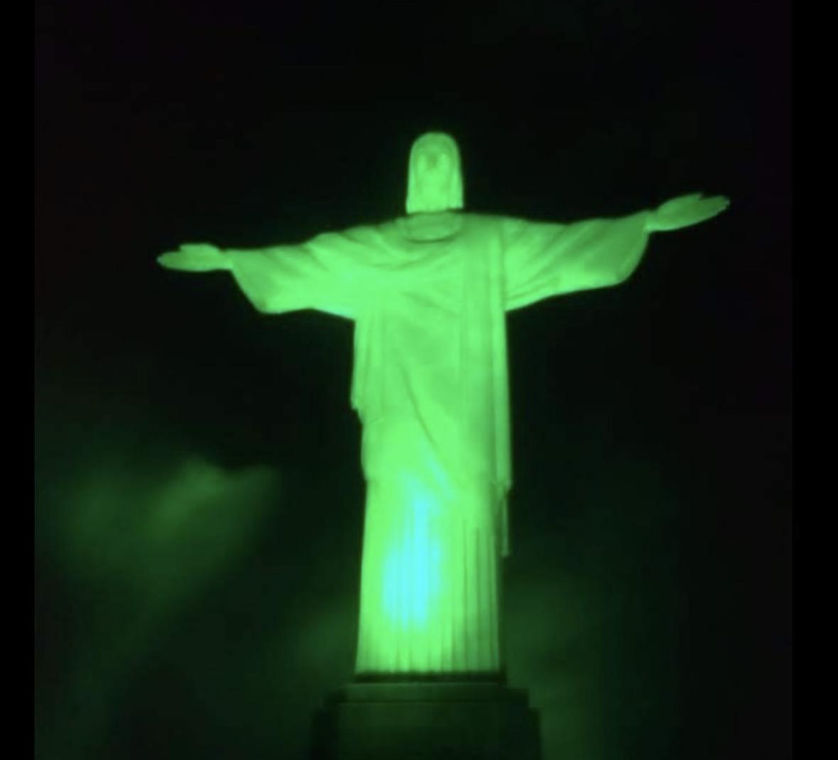 Cristo Redentor iluminado de verde pelo Dia Mundial da Saúde Mental