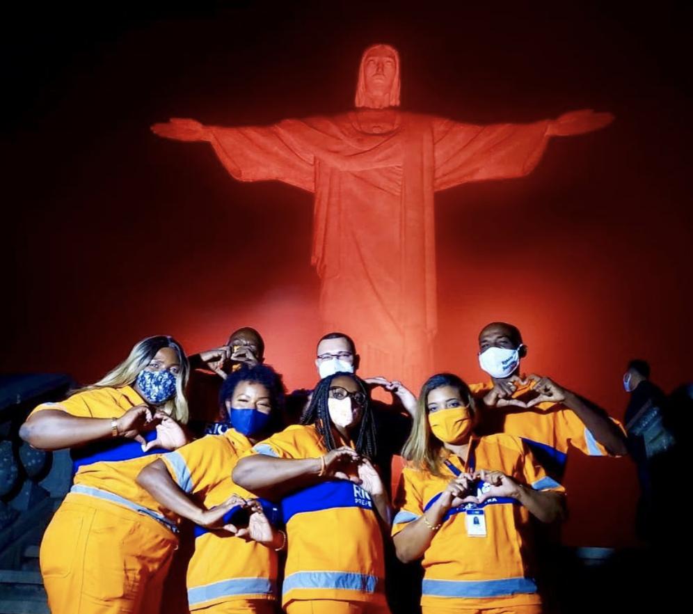 Cristo Redentor faz homenagem aos garis com iluminação especial