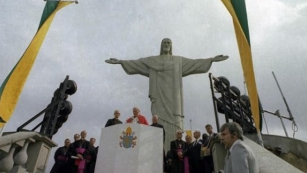 2 de julho de 1980: São João Paulo II em oração diante do Cristo Redentor
