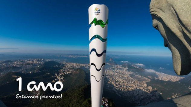 Tocha olímpica nos ombros do Cristo Redentor