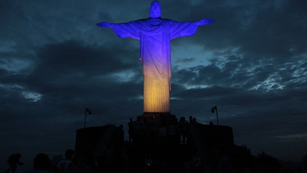 Cristo Redentor recebe iluminação especial para alertar sobre os cuidados com a visão